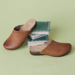 Dansko Robbie Tan Burnished Nubuck -Dansko S24 Roma Robbie Tan 5133 2400x2400 2d52b6fe 6720 48a2 a5ba f3640300b46a